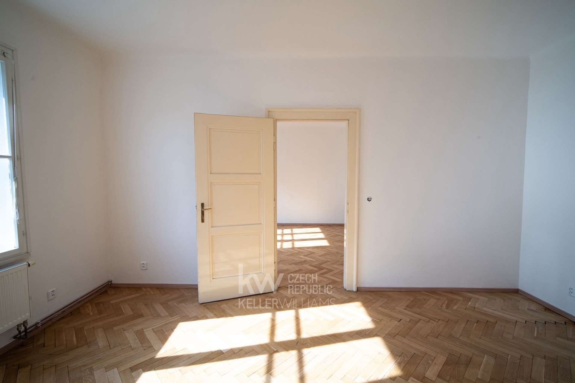 Prostorná místnost s vysokými stropy